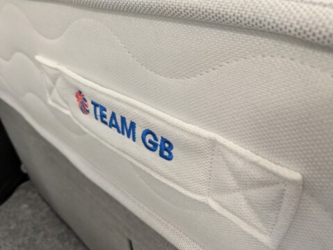 Dream Team Tadley 800 Pocket Memory Mattress handles