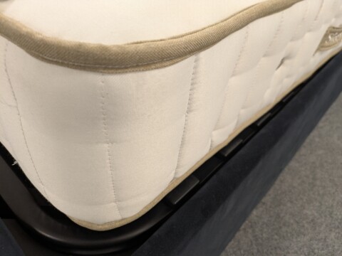 Sleepeezee Regency Kenilworth 1600 Pocket Sprung Mattress corner